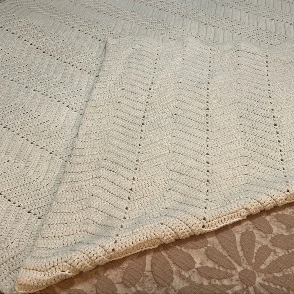 Hand Crocheted Ivory Chevron Pattern Afghan.‎